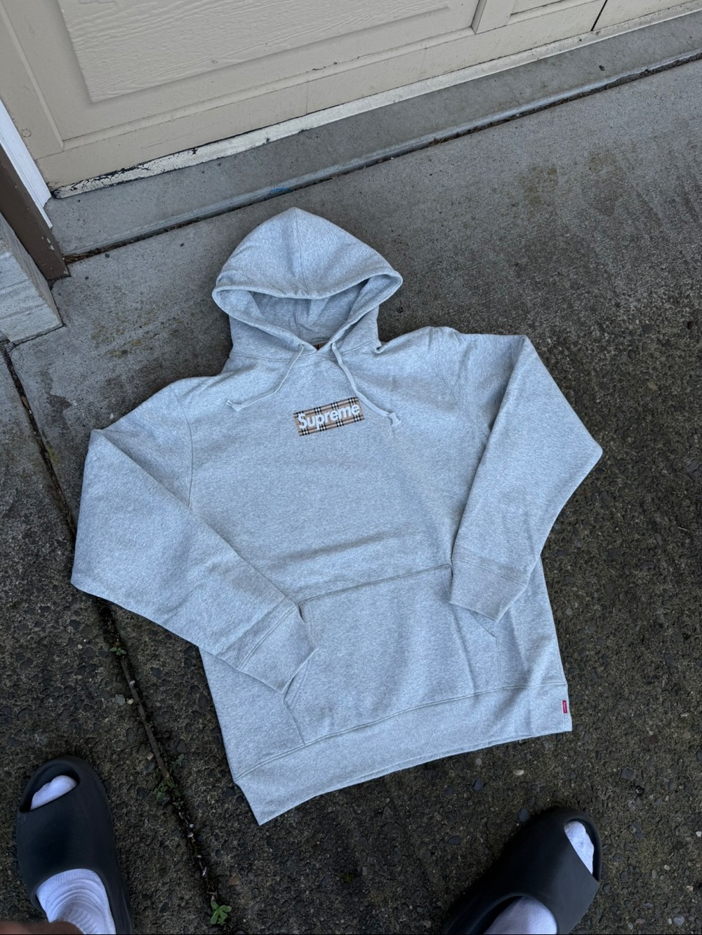 SUPREME X BURBERRY BOGO SIZE MEDIUM